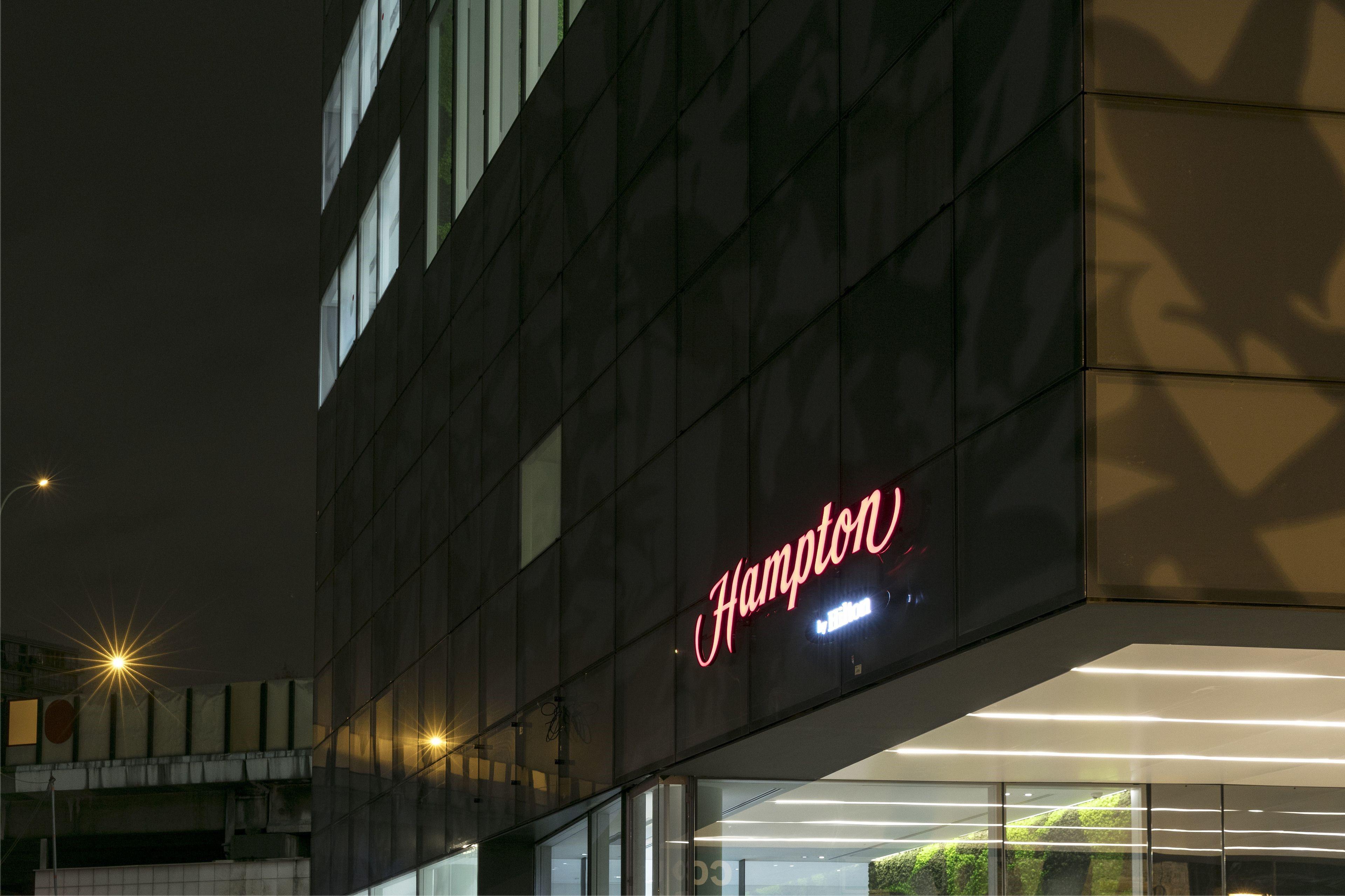 Hampton By Hilton Paris Clichy Hotel Bagian luar foto